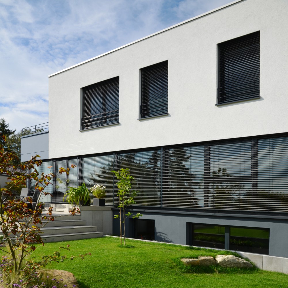 BUCHER | HÜTTINGER – ARCHITEKTUR INNEN ARCHITEKTUR  - moderne Villa Bauhausstil, Einfamilienhaus Holzhaus Plusenergiehaus Erlangen Nürnberg